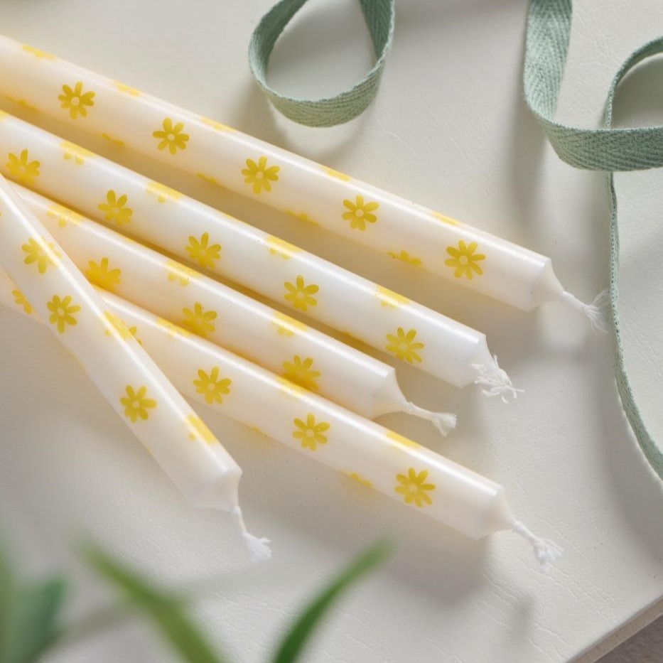 dünne lange Kerzen mit gelben Blumen, 5 Stck.  